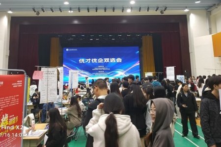青島艾訊參加青島高校人才招聘會(huì)